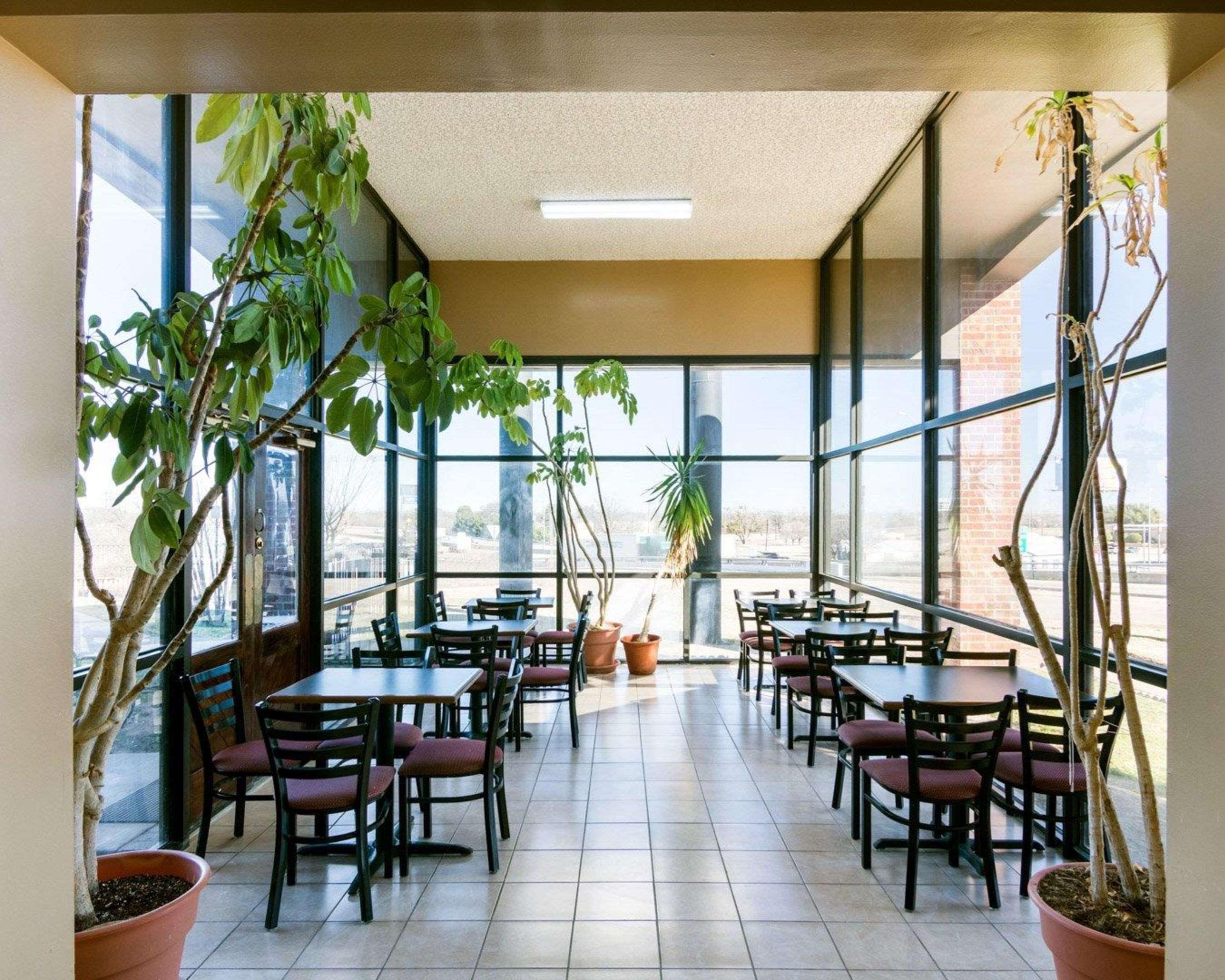 威奇托福尔斯 近威奇塔福尔斯活动中心伊克诺旅馆汽车旅馆 外观 照片